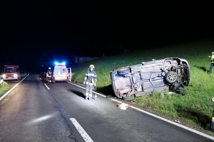 Der Pkw blieb seitlich in der angrenzenden Wiese liegen. Die 16-jährige Beifahrerin wurde leicht verletzt und nach der Erstversorgung ins LKH Weiz gebracht.