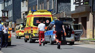 Rettungsdienste und Polizisten nach dem Familiendrama in Altenfeld (Thüringen).