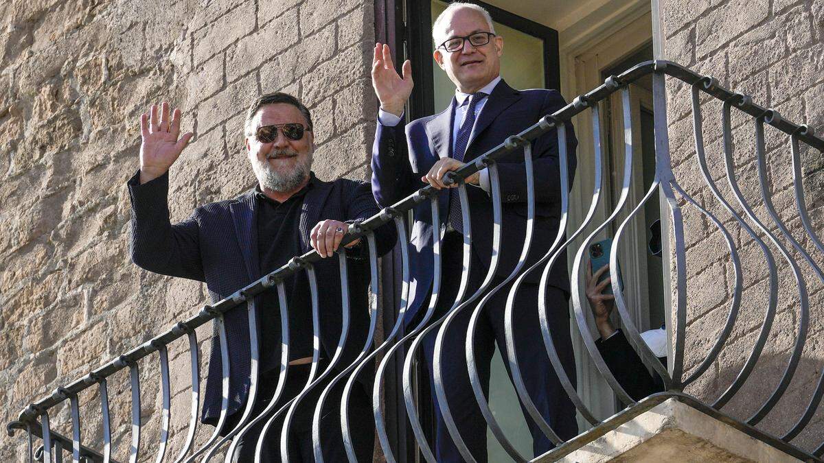 Russell Crowe winkt vom Balkon des römischen Bürgermeisters