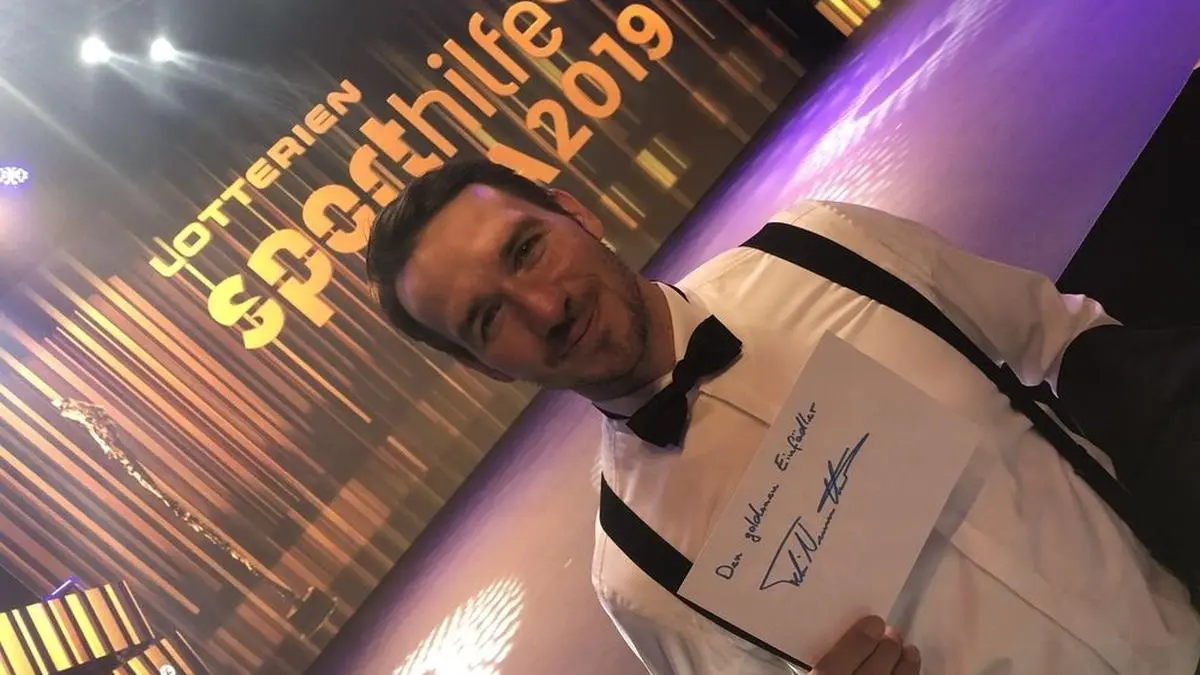 Felix Neureuther mit seinem "Goldenen Einfädler"