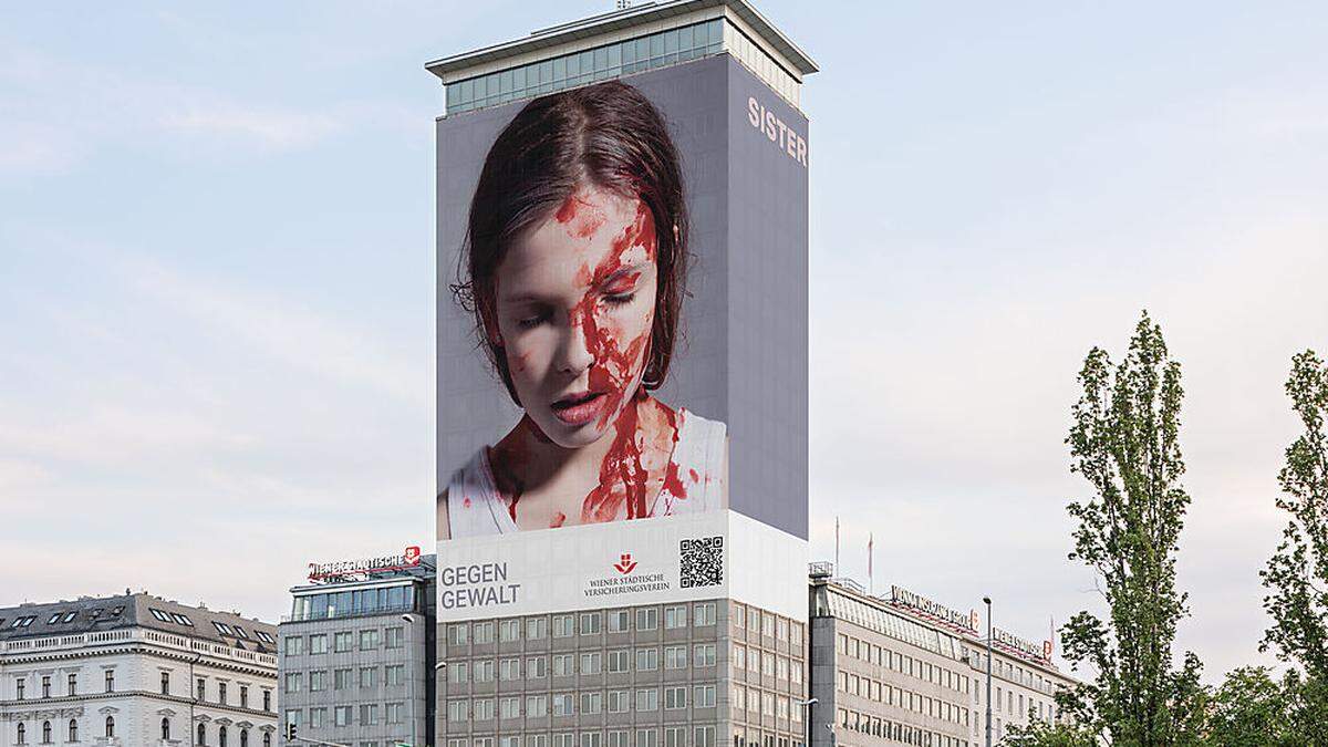 Ringturmverhüllung in Wien als überdimensionaler Appell gegen Gewalt