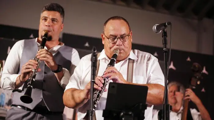 Wo sonst Lack und Chrom glänzen, waren es am Freitagabend polierte Instrumente: Rund 300 Dixie- und Jazzfans aus ganz Österreich kamen ins Autozentrum Harb, wo gleich doppelt gefeiert wurde. Die Very Old Stoariegler Dixielandband wird 50, Gründungsmitglied Johannes Hödl dieser Tage 70.