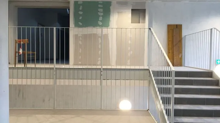 Der Zugang zum Neubau wurde adaptiert und mit neuem Stiegenhaus versehen