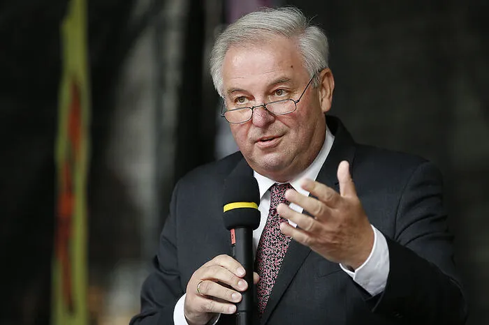 "Es ist letztlich wie in einer Ehe: nach den Flitterwochen kommt der Alltag." Der steirische Landeshauptmann Hermann Schützenhöfer (ÖVP) hat einen realistischen Rat zum Start von türkis-blau parat.