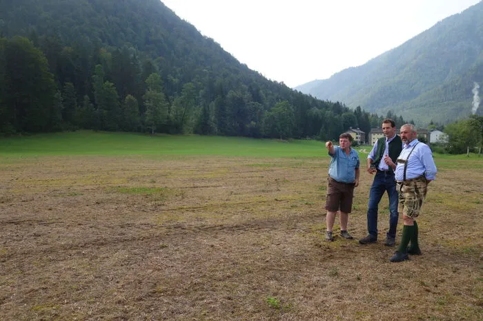 Bauer Sepp Oberfrank, der Landwirtschaftskammerobmann Liezen, Peter Kettner und der Bad Ausseer Bürgermeister Franz Frosch beim Lokalaugenschein