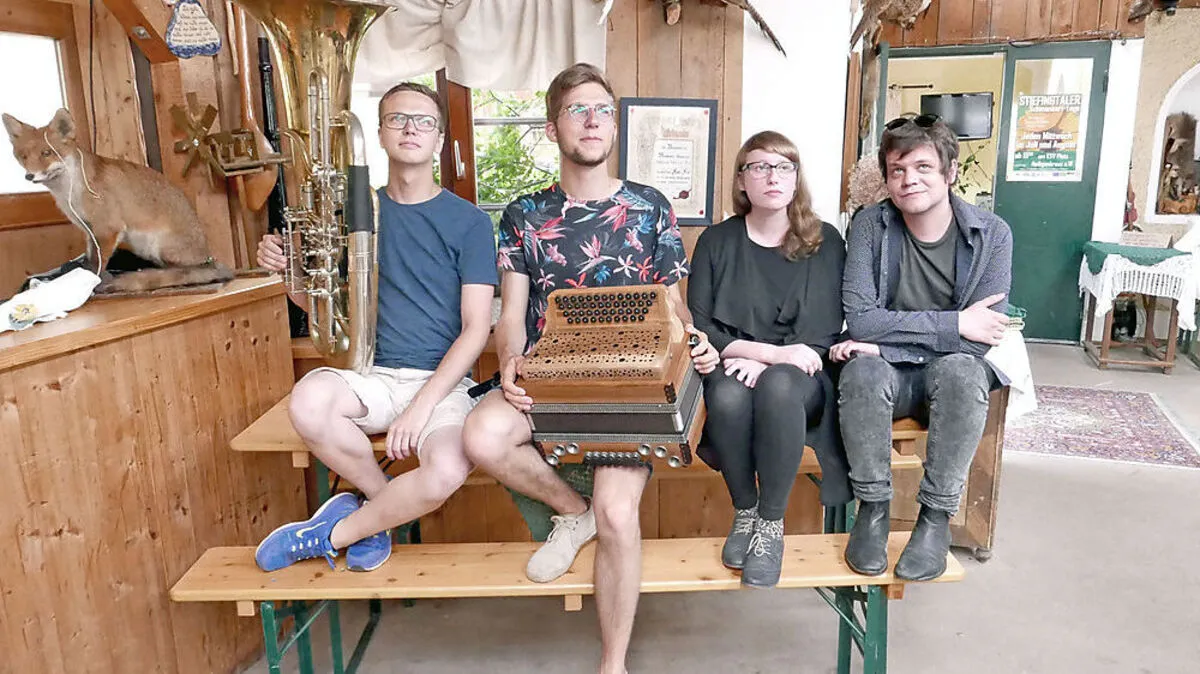 Kulturclash: Natalie Ofenböck und Nino Mandl (rechts) musizieren mit Johannes Kölbl und Tobias Weiß 