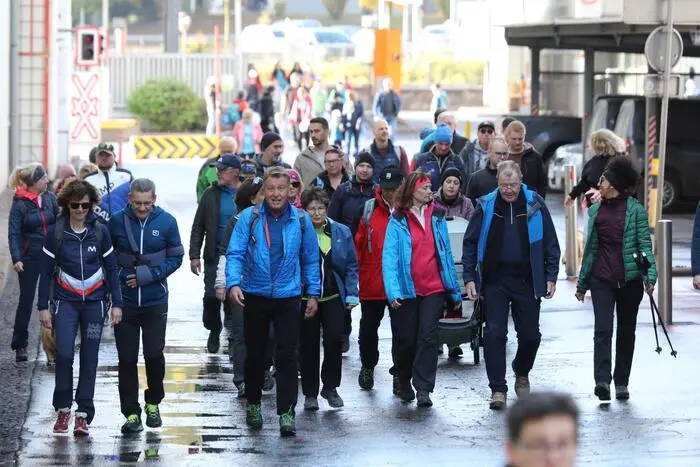 Die Teilnehmenden wanderten in einem Rundmarsch vom Festzelt bei den Kammersälen Donawitz über die Sandverladung und den Tollinggraben bis sie wieder zum Zelt zurückkehrten.