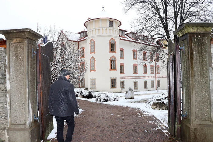 Die Ausstellung ist bis 22. Dezember 2017, Montag bis Samstag von 14 bis 20 Uhr und während der Veranstaltungen des "kultur-forum-amthof" geöffnet.