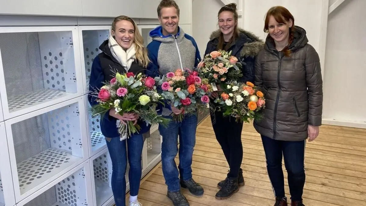 Strahlende Gesichter soll die Überraschung aus dem Blumenautomaten bringen, hoffen Maria Mayer, Karl Winkler, Eva Truskaller und Martina Oberzaucher 