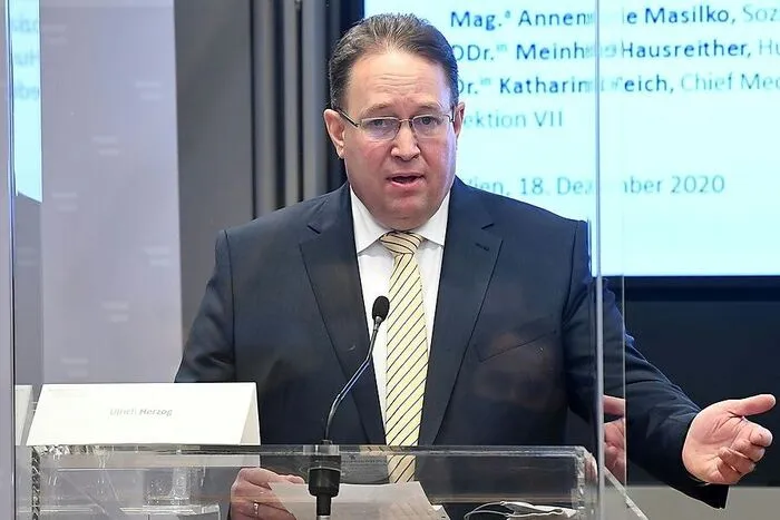 Die Sektion III (Konsumentenpolitik und Verbrauchergesundheit) übernimmt Ulrich Herzog, bekannt als Leiter der Coronakomission. Der Tierschutz wird dabei mit dem Konsumentenschutz zusammengeführt. Die Leitung der Kommission gibt er an Katharina Reich ab, sobald sich diese eingearbeitet hat.