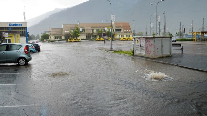 Sonntagnachmittag zog ein Unwetter über Kärnten. Die Landesalarm- und Warnzentrale vermeldete binnen weniger Stunden mehr als 120 Feuerwehreinsätze durch fast alle Landesteile. Gegen 15 Uhr erreichte die Gewitterfront Spittal.