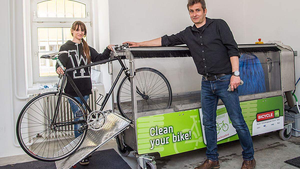 Bicycle-Chef Gerd Kronheim präsentiert mit einer Mitarbeiterin die erste Waschanlage für Fahrräder in Österreich