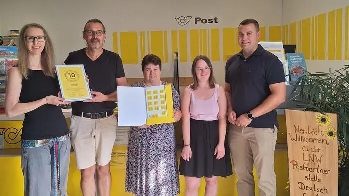 Daniela Schober, Assistentin bei LNW Lebenshilfe NetzWerk mit Andreas Weber, Postpartner-Betreuer der Österreichischen Post, die Kundinnen Sonja Formaier und Angelika Marbler und David Tischler, Bürgermeister von Deutsch Goritz 