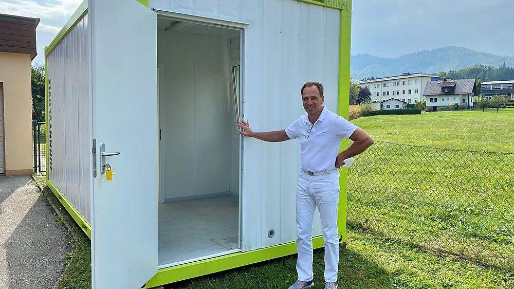 Um die Ansteckungsgefahr in seiner Ordination zu vermeiden, behandelt Arzt Bernd Eissner Grippepatienten und Verdachtsfälle in seinem neuen „Corona-Container“ in Arnfels
