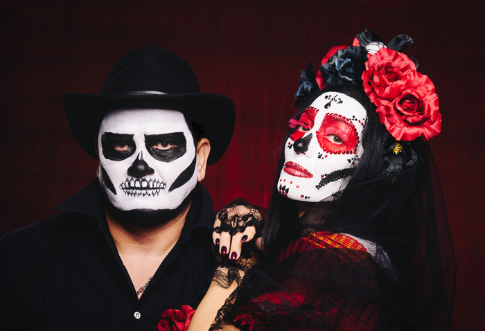 Schwarz, Weiß und Rot - klassische Farben für ein schnelles Halloween-Makeup