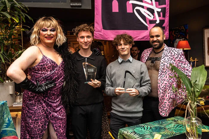 Bei all dem Glamour kam der Ernst mit der Verleihung des Courage-Awards nicht zu kurz. Die Auszeichnung geht an Personen, die etwas Besonderes in Sachen Gleichstellung geleistet haben. Und so wurde am Samstag die Initiave „Flag inclusion“ geehrt. Das Projekt ermöglicht Schülerinnen und Schülern aus ganz Österreich, Regenbogenfahnen für ihre Schule zu bestellen. Die Idee stammt von einer Gruppe junger homosexueller Männer, die aus ganz Österreich kommen aber in Wien leben. Entgegengenommen haben den Preis stellvertretend Albert Pranger und Michael Kudler.