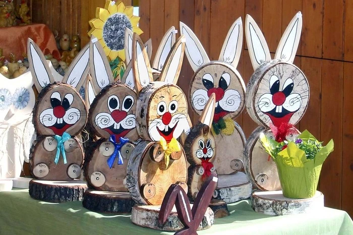 Angeboten werden Osterschmuck, Wachskerzen, Holzhasen, Häkel- und Töpferwaren...