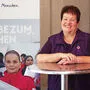 Hilde Horvath vor einem Rotkreuz-Plakat, das sehr gut zu ihr passt: „Aus Liebe zum Menschen“