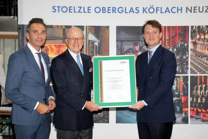 WKO-Vizepräsident Dietmar Schweiggl übergab eine Ehrenurkunde an Cornelius und August Grupp für den Einsatz am Wirtschaftsstandort Steiermark ...