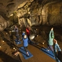 Yogastunde in den Marble Arch Caves in Nordirland