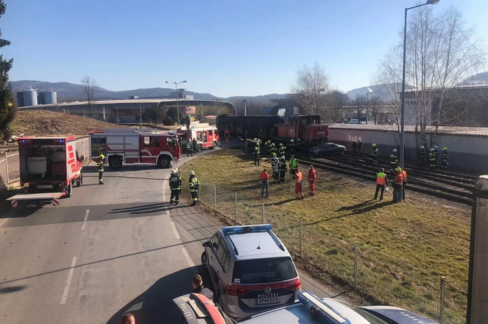 Alle Personen des Unfallfahrzeuges wurden vom Roten Kreuz in die nächsten Krankenhäuser gebracht.