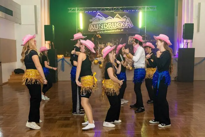 Mit viel Eleganz und einer eindrucksvollen Choreografie begeisterten die Maturantinnen und Maturanten bei der feierlichen Polonaise das Publikum.