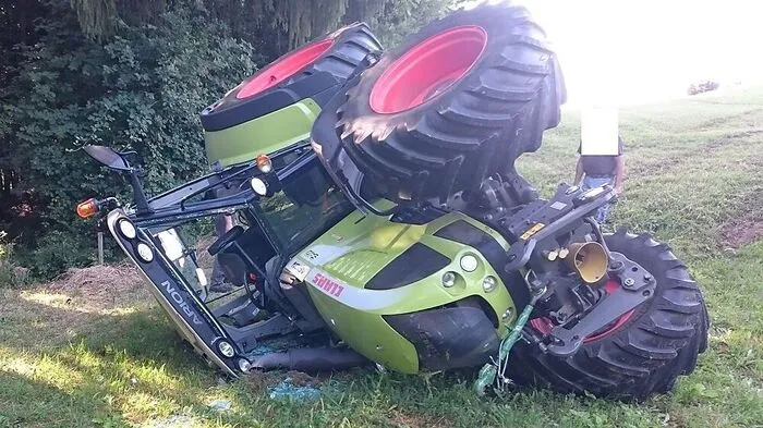Der Traktor rutschte weit von der Straße ab