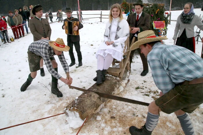 Wenn die örtliche Landjugend zum „Blochziagn“ lädt, bleiben die Besucher nicht aus.
