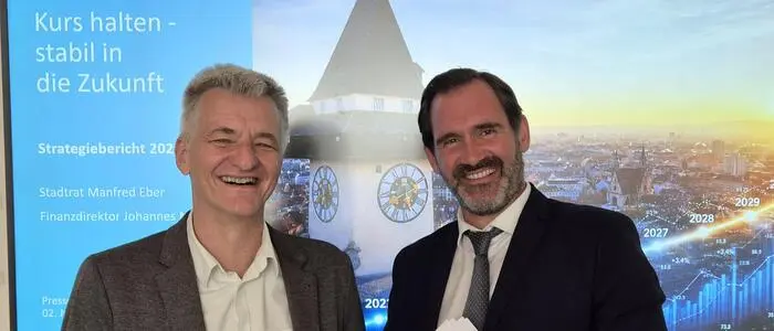 Finanzstadtrat Manfred Eber (KPÖ) und Finanzdirektor Johannes Müller präsentieren den Strategiebericht zum Budget