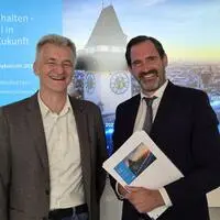 Gute Stimmung trotz düsterer Ausgangslage: Finanzstadtrat Manfred Eber (KPÖ) und Finanzdirektor Johannes Müller