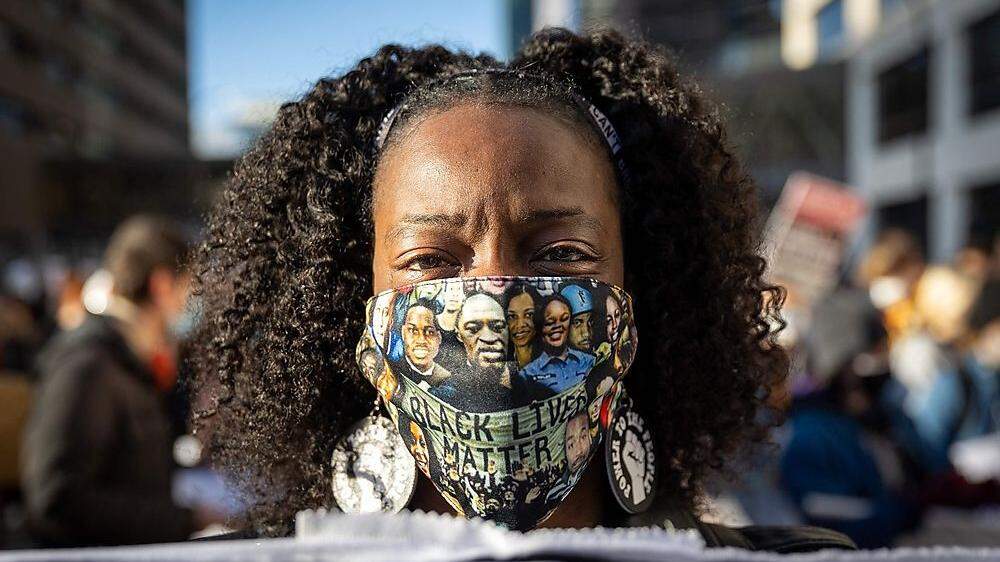 Eine Frau demonstriert im Zuge der &quot;Black Lives Matter&quot;-Bewegung in den USA gegen Rassismus