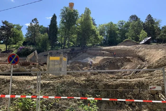 Derzeit ist ein Baustopp vehängt, weil das Risiko einer Hangrutschung besteht. An der Sicherung wird gearbeitet, ein Konzept zur Weiterführung ist fertig.