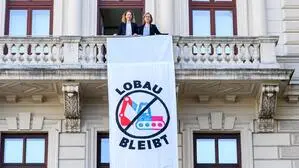 Im Protestmodus: Judith Pühringer (Grüne) und Leonore Gewessler (Grüne) machen mobil gegen den Lobautunnel