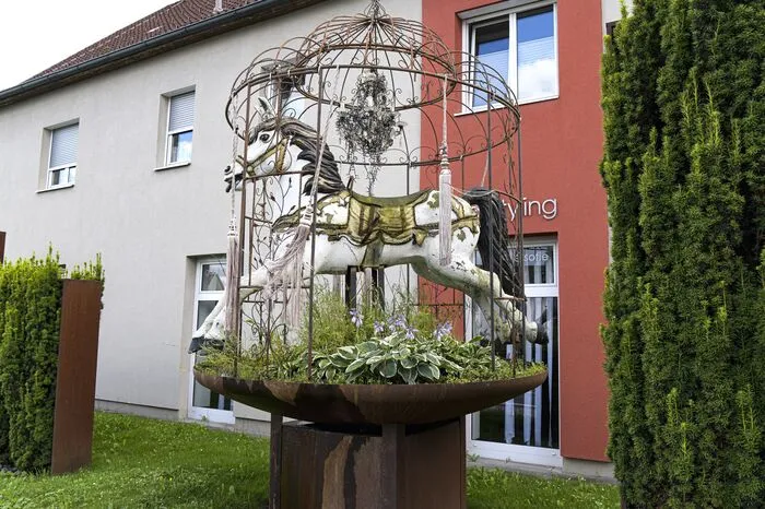 So ziert ein lebensgroßes Deko-Pferd den Vorplatz ihres Hauses