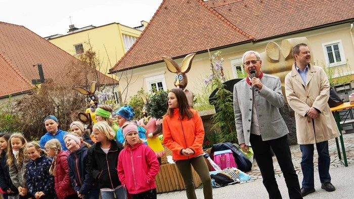 Tradtitionell wurde der Ostermarkt am Freitag von Bürgermeister Hans-Peter Schlagholz eröffnet.