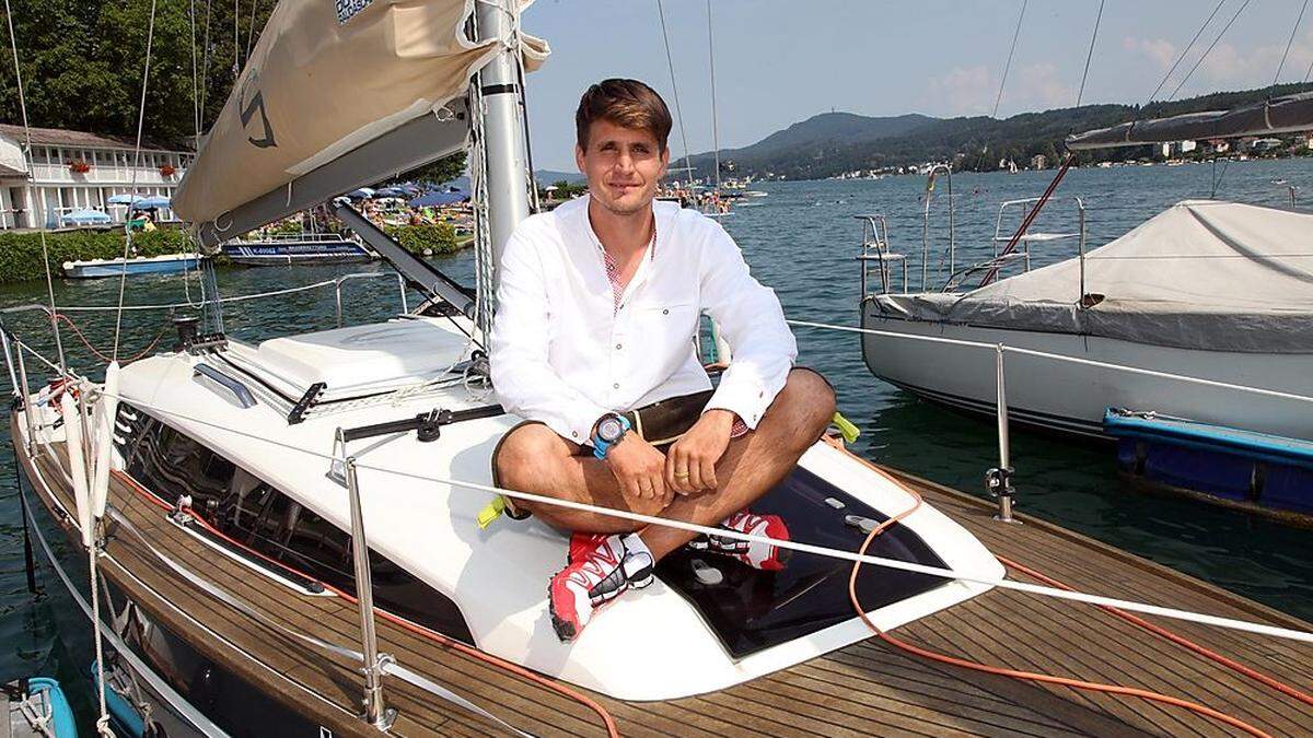 Niko Resch auf seinem Freizeit-Segelboot auf dem Wörthersee