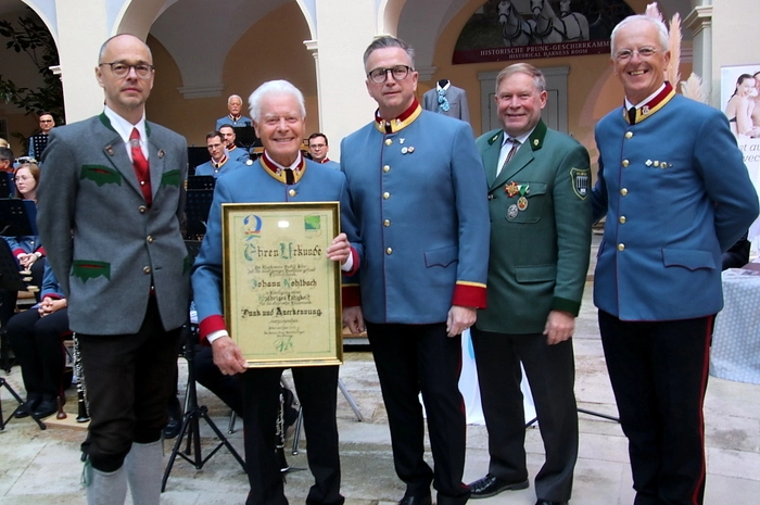 Ein Höhepunkt des Abends war die Ehrung des Musikers Johann Kohlbach für sein 70-jähriges musikalisches Wirken bei der Gestütskapelle.