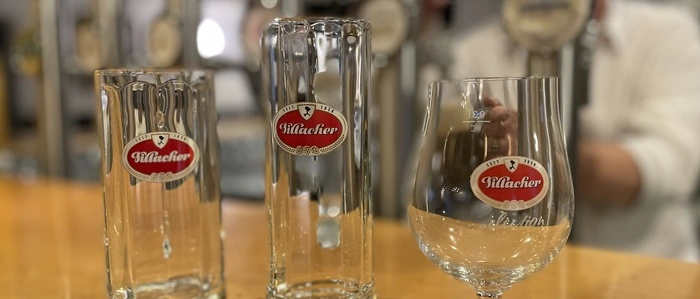 Verschiedene Biergläser mit Villacher-Logo