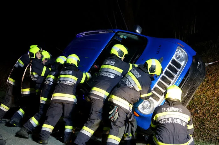 Die Feuerwehrleute stellten das Auto wieder auf - und befreiten den Lenker, der von der Rettung ins LKH Judenburg eingeliefert wurde.