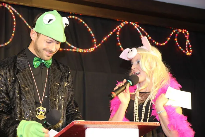 Eine Nummer für sich: Bettina Kreilitsch und Christian Ebner alias Miss Piggy und Kermit aus der Muppet Show führen als Moderatoren durchs Programm  
