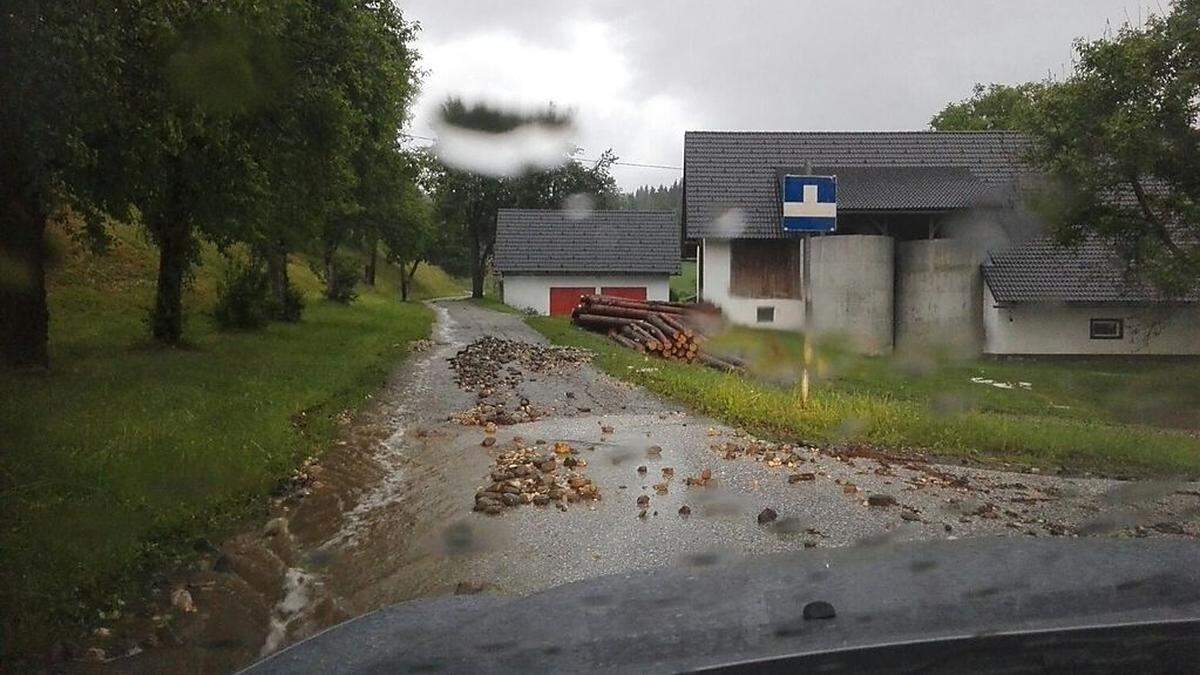 Geröll und Schutt wurde auf die Straße geschwemmt