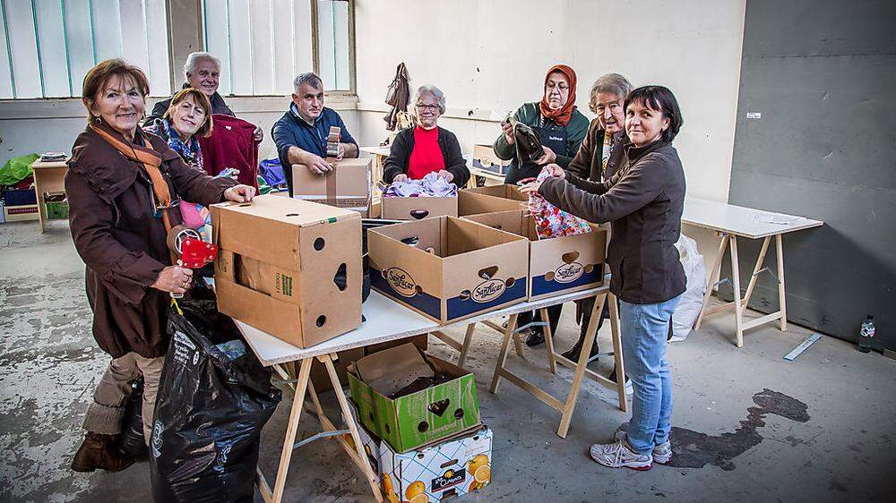 Die zentrale Sammelstelle der Ukrainehilfe in Klagenfurt, wo die Mitarbeiter die Spenden sortieren und verpacken .