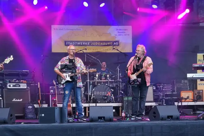 Die ganze Stadt war eine musikalische Bühne mit Auftritten von „The Roaring Sixties“ ...