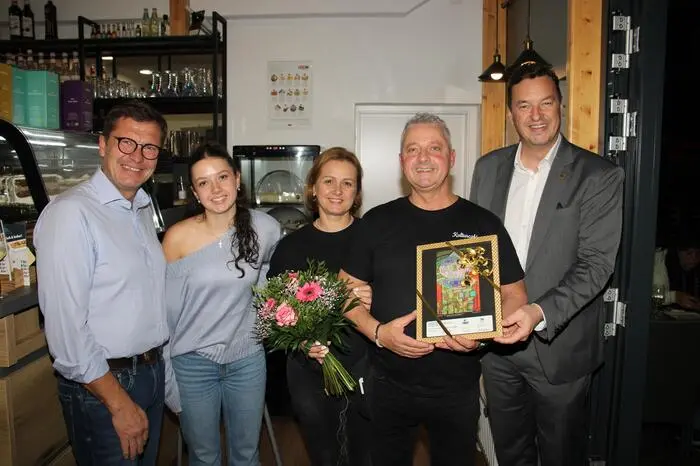 Bärnbachs Bürgermeister Jochen Bocksruker (rechts) überbrachte im Namen der Stadtgemeinde Bärnbach die besten Glückwünsche zum Neustart.