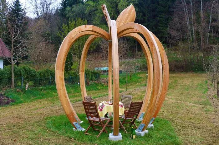 Familie Schloffer bietet mit ihrem Apfelpavillon einen Ort zum Picknicken und Verweilen an.