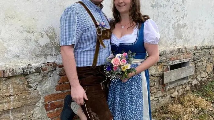 Am 5. März haben sich Verena und Patrick Bauernhofer aus Hafning (Gemeinde Mortantsch), am Standesamt in Weiz, das Ja-Wort gegeben. Nur die Eltern wussten Bescheid, Freunde und Verwandte wurden mit schönen Karten überrascht.