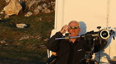 Albert Sudy beim Beobachten des Venustransits während der norwegischen Mitternachtssonne.