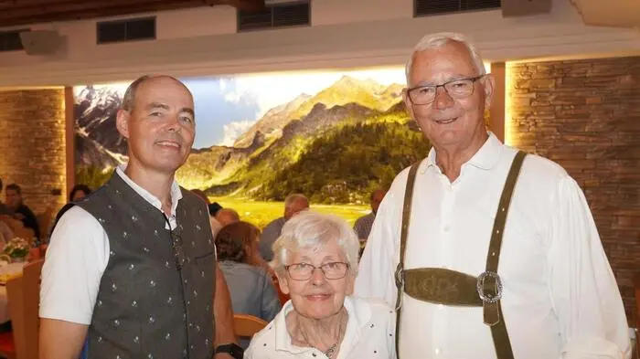 Familie Oberegger: Gerhard junior, Dietlinde und Gerhard senior. Sie organisieren den Kirchtag und versorgen die 
Gäste mit zahlreichen Kirchtagspezialitäten aus eigener Küche. 