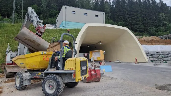 Die Arbeiten in der ersten Röhre des Herzogbergtunnels in Fahrtrichtung Villach sind in der Endphase