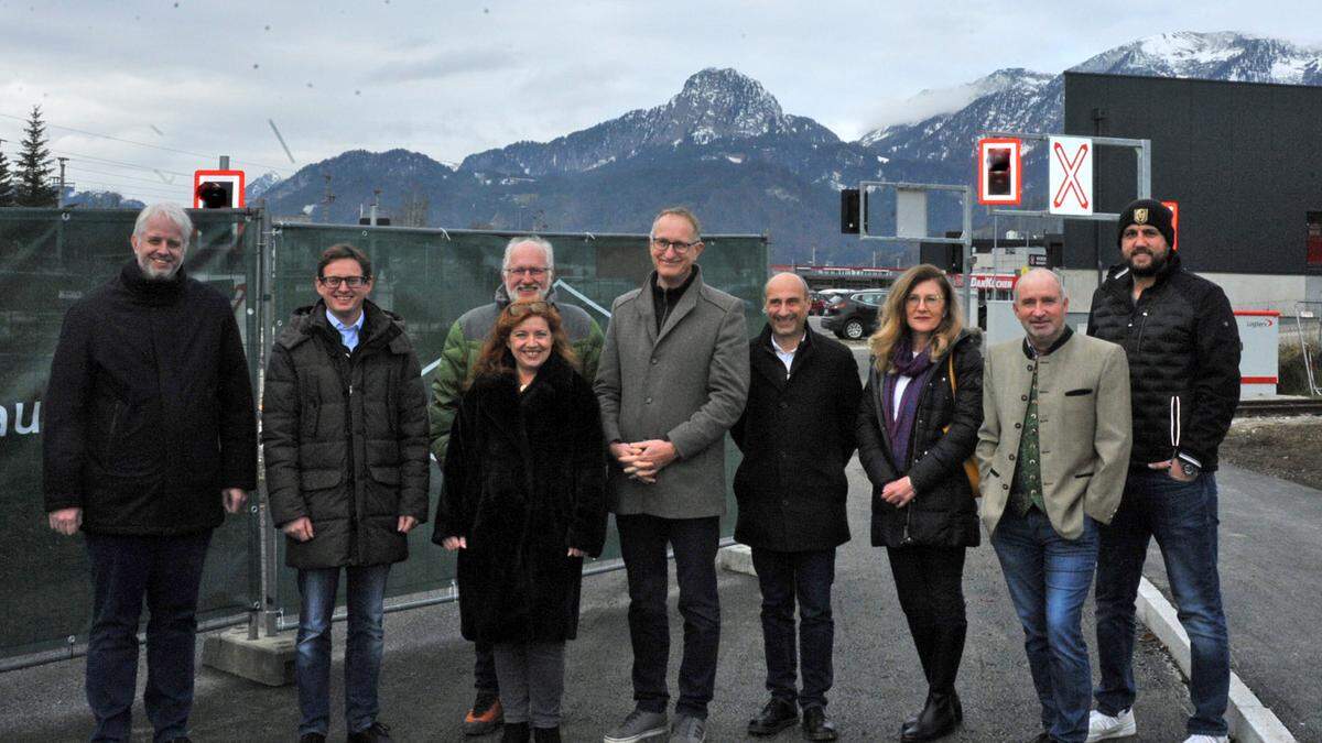 Bürgermeisterin, Vizebürgermeister, Finanzreferent, Gemeinderäte und Vertreter der Stadtgemeinde Liezen und der ausführenden Firmen bei der Präsentation 